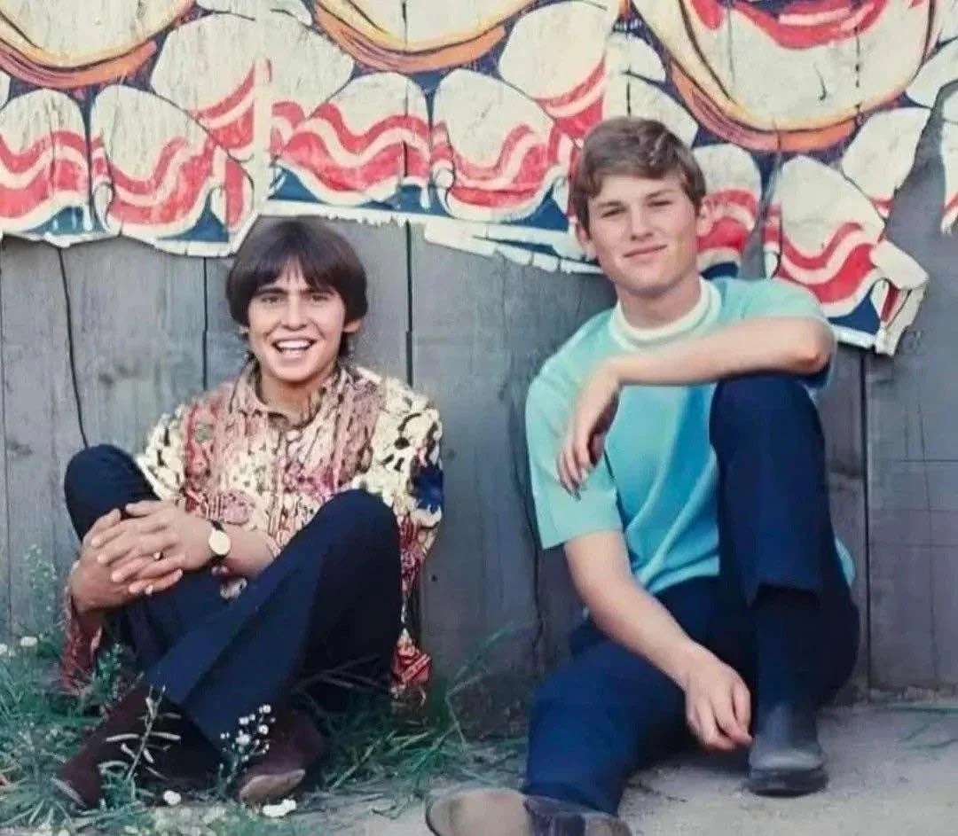 davy-jones-and-kurt-russell-1967-v0-9rb1bs03z12h1.jpeg.