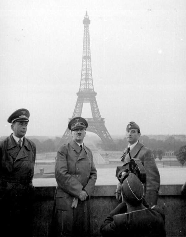 famous-photographs-Hitler-in-Paris.