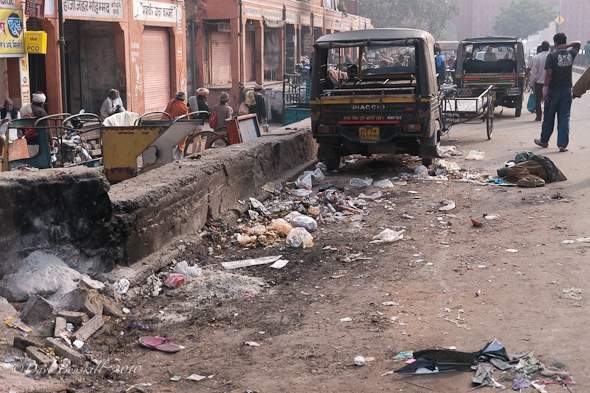 Filthy_street_homeless_India.
