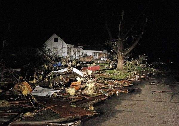 tornado-strikes-missouri-house-night_35860_600x450.