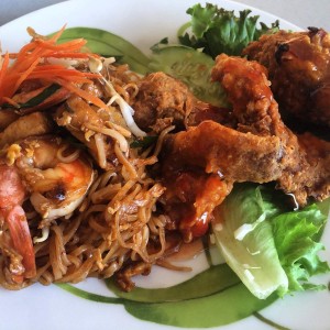Fried chicken and seafood padthai